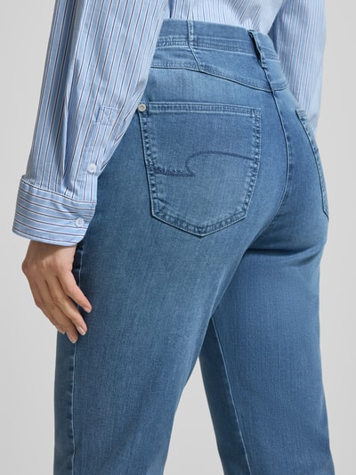 Vrouwenmodel draagt Jeans met Steekzakken Model 'Laura New Denim' van Raphaela By Brax, mix van katoen en lyocell, regular fit, detailopname rugaanzicht.