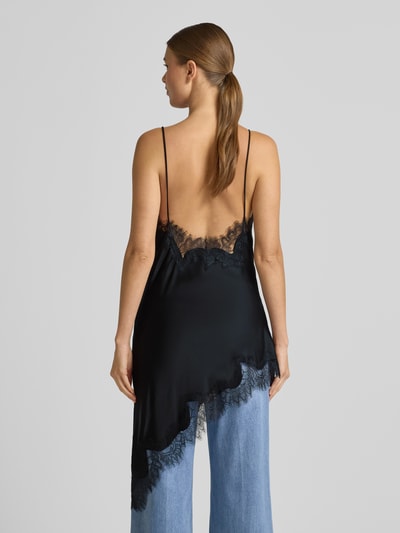 Frauenmodel trägt Trägertop mit Spitzenbesatz von Mango aus reiner Viskose im taillierten Schnitt, Spaghettiträger, Rückenlänge 93 cm, Ganzkörperansicht Rückansicht.