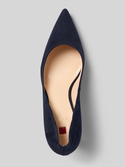 Productfoto, pumps uit echt leer Model 'Penny' van Högl in donkerblauw met spitse pasvorm en naaldhak, gladde textuur, context: dames pumps, echt leer, spitse pasvorm, naaldhak, hakhoogte maat 40: 9 cm, schachthoogte maat 40: 7 cm, schachtbreedte maat 40: 20 cm
