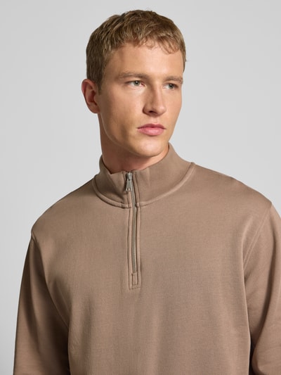 Männermodel trägt Regular Fit Troyer aus reiner Baumwolle von Marc O'Polo Denim in Optik: Unifarben, Sweat-Textur, Nahaufnahme Oberkörper.