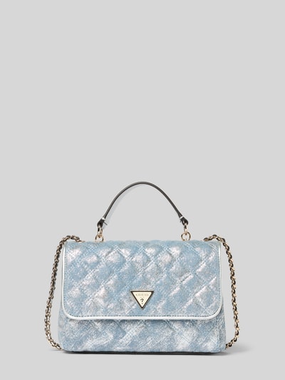 Produktfoto, Shoulder Bag in Stepp-Optik Modell 'GIULLY' von Guess, silber-blau, Ketten-Optik, Überschlag, Logo-Detail, Magnetverschluss, geteiltes Hauptfach, 24 cm Breite, 16 cm Länge, 8 cm Tiefe, Schulterriemen 115 cm