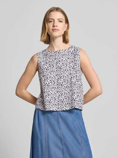 Frauenmodel trägt Top mit Knopfleiste Modell 'FALAKKA' von B.Young, Damen, Straight Fit, Rundhalsausschnitt, Rückenlänge 45 cm, Ganzkörperansicht von vorne.