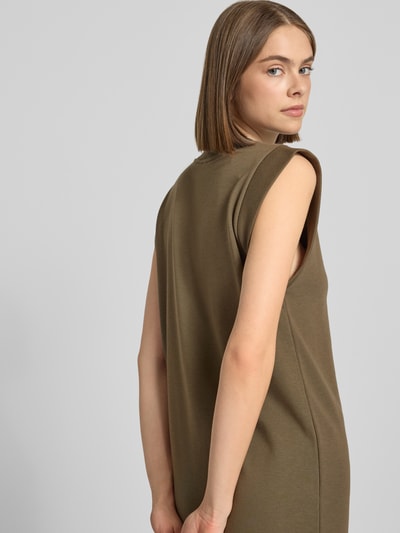 Młodzieżowy modelka nosi Regular Fit Sweatkleid aus Baumwoll-Mix Modell 'CHILLI SUMMER' od Pieces, kolor jednolity, bez rękawów, długość maxi, okrągły dekolt, boczne rozcięcia, tekstura dresowa. Ujęcie z tyłu, górna część ciała.