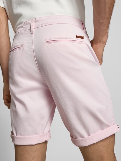 Männermodel trägt Straight Fit Shorts mit Eingrifftaschen Modell 'Bowie' von Jack & Jones in Rosa, Baumwoll-Mix, Nahaufnahme Rückansicht.