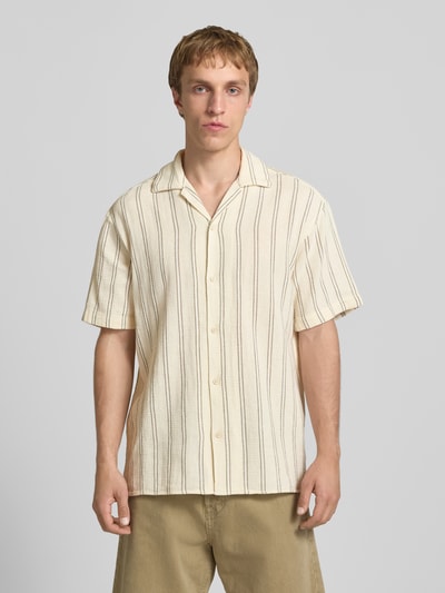 Männermodel trägt Regular Fit Freizeithemd mit Strukturmuster Modell 'COBA' von Jack & Jones aus Baumwoll-Mix, Reverskragen, Knopfleiste, cremefarbene Töne mit feinen braunen Streifen, Rückenlänge bei Größe M 73 cm, Schulterbreite 40 cm, Ärmellänge 24 cm, Ganzkörperansicht von vorne.