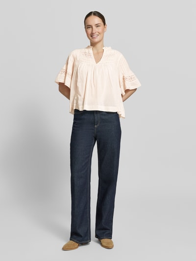 Vrouwenmodel draagt Blusenshirt met V-hals model 'Siama' van Neo Noir, lichtroze met stitchings, regular fit, dames, ganzebody vooraanzicht.