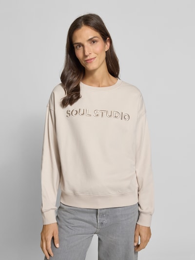 Smith and Soul Bluza z wyhaftowanym napisem model ‘SOUL STUDIO’ Piaskowy 4