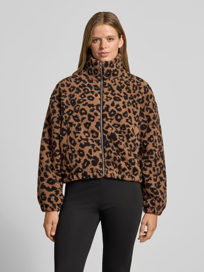 Frauenmodel trägt Regular Fit Teddyjacke mit Animal Print Muster Modell 'THEA' von ONLY, Damen Teddy- / Webpelzjacke, braun-schwarz, Ganzkörperansicht von vorne.