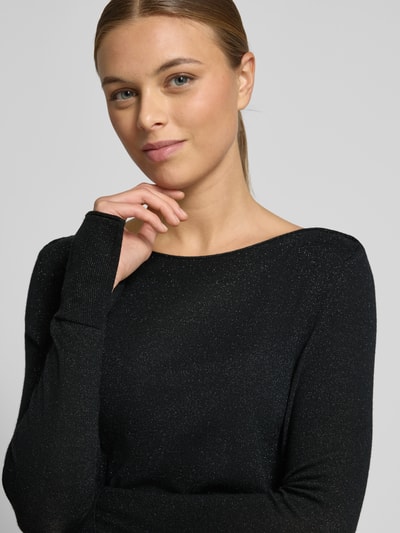 Frauenmodel trägt Strickpullover mit geripptem Rundhalsausschnitt von Marc Cain, Baumwoll-Mix, schwarz, Nahaufnahme Oberkörper.