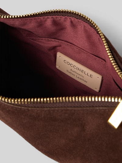 Produktfoto, Handtasche aus echtem Leder Modell 'MOON' von Coccinelle, braune Textur, Innenfach mit Reißverschluss, Label-Details sichtbar.