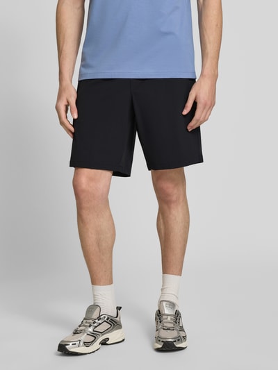 Männermodel trägt Regular Fit Sport-Shorts mit Label Print Modell 'TREVOL' von BOSS Green, Schwarz, 4-way Stretch, Ganzkörperansicht von vorne.