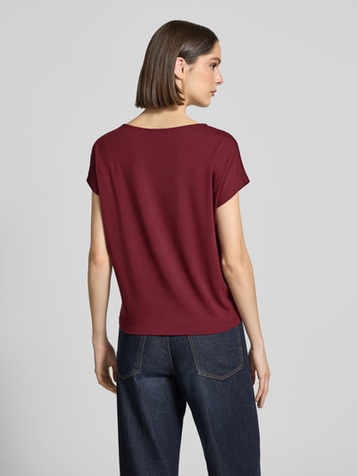 Frauenmodel trägt Relaxed Fit T-Shirt aus Viskose-Mix von s.Oliver RED LABEL, Optik: Unifarben, Passform: Relaxed-Fit, überschnittene Schultern, Rundhals, Ärmelform: Kurzarm, Materialverarbeitung: Jersey, Farbe Bordeaux, strukturierte, weiche Oberfläche, Ganzkörperansicht Rückansicht.