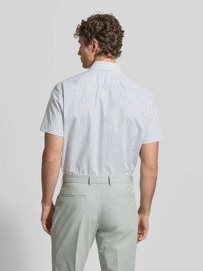 Männermodel trägt Regular Fit Business-Hemd aus Baumwolle mit Kentkragen von Christian Berg Men, feines Karomuster, Rückenansicht Ganzkörperansicht.