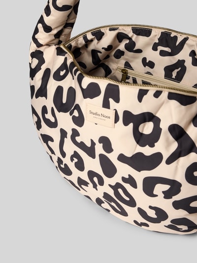 Produktfoto, Shoulder Bag mit Logo-Patch von Studio Noos zeigt cremefarbenen Animal-Print, Reißverschluss, Label und weiche Textur, Maße 48x34x10 cm, Schulterriemen 80 cm.