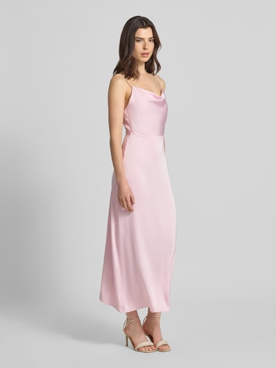 Frauenmodel trägt Regular Fit Midikleid mit Rückenausschnitt Modell 'Ravenna' von Vila aus rosafarbenem Satin mit Spaghettiträgern, Reißverschluss; Damen Midikleid, Rückenlänge bei Größe 36: 117 cm, Brustweite bei Größe 36: 33 cm, Ganzkörperansicht von vorne.