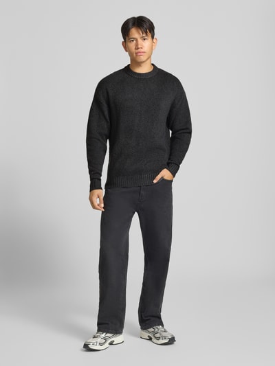 Männermodel trägt Strickpullover mit Rundhalsausschnitt Modell 'SOHO OLLIE' von JACK & JONES, Regular Fit, Ganzkörperansicht von vorne.