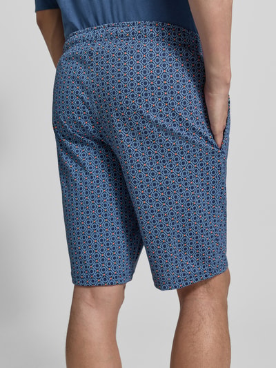 Männermodel trägt Bermudas im Allover-Look mit elastischem Bund von Schiesser aus Reine Baumwolle, Regular-Fit, Rückansicht Ganzkörperansicht.