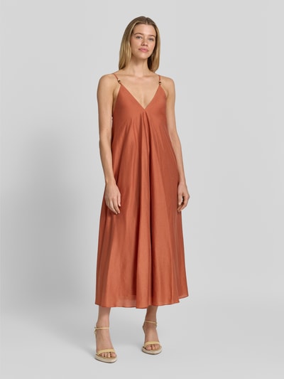 Vrouwenmodel draagt cocktailjurk met V-hals en spaghettibandjes van Jake*s Cocktail, lyocellmix met linnen, A-lijn, midi-jurk, parels, ruglengte bij maat 36: 106 cm, borstwijdte bij maat 36: 44 cm, geheel van voren