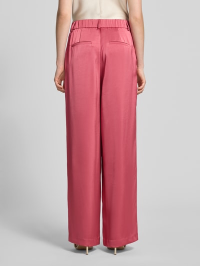 Frauenmodel trägt Satinhose mit angedeuteten Gesäßleistentaschen Modell 'Emmett' von Neo Noir in Satin, Wide-Leg-Pants, Ganzkörperansicht Rückansicht.