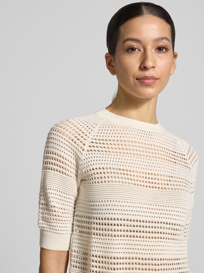 Frauenmodel trägt Strickshirt mit 1/2-Arm und gerippten Abschlüssen von Christian Berg Woman aus Reine Baumwolle, Nahaufnahme Oberkörper. Gerader-Schnitt, Gerippter Rundhalsausschnitt, Rückenlänge bei Größe 36: 51 cm, Ärmellänge bei Größe 36: 29 cm.