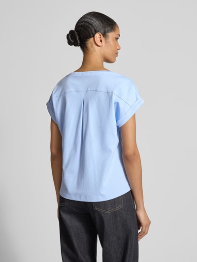 Frauenmodel trägt T-Shirt mit Rundhalsausschnitt von monari, hellblau, reine Baumwolle, Regular Fit, Ärmel mit Aufschlag, Ganzkörperansicht Rückansicht.