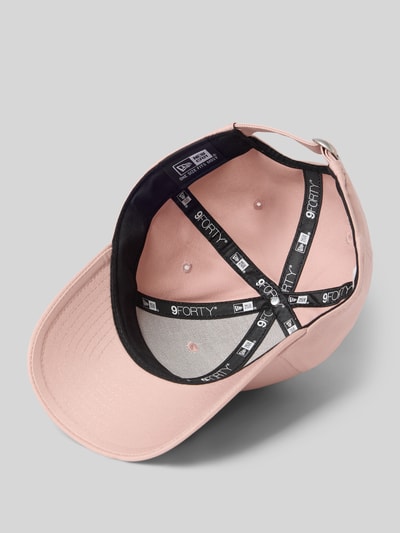 Produktfoto, Base Cap mit Logo-Stitching von New Era in Rosa aus Reine Baumwolle, Strapback-Verschluss, Curved Visor, Innenansicht.