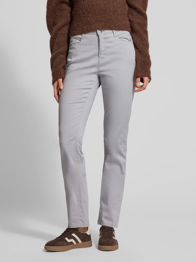 Frauenmodel trägt Flared Fit Jeans mit Lyocell-Anteil Modell 'Mary' von Brax, hellgrau, 5-Pocket-Design, Ganzkörperansicht von vorne. Elastischer Baumwoll-Mix, Knopf- und Reißverschluss, Bundweite 38 cm, Innenbeinlänge 80 cm bei Größe 36.