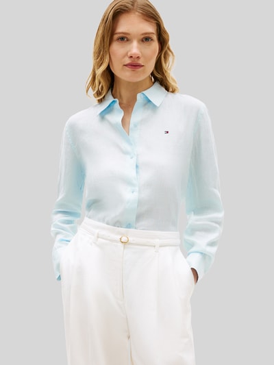 Frauenmodel trägt Relaxed Fit Langarmbluse aus reinem Leinen von Tommy Hilfiger, Optik: Unifarben, Passform: Relaxed-Fit, Hemdkragen, Stitching-Applikation, Knopfleiste, Ärmelform: Langarm, Ärmelabschluss: Manschette, Rumpfabschluss: Abgerundet, Materialverarbeitung: Flammgarn, Material: Leinen, Ganzkörperansicht von vorne.