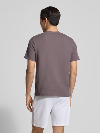 Männermodel trägt Regular Fit Pyjama-Oberteil aus Baumwoll-Mix Modell 'WAFFLE' von BOSS in unifarbener Optik, Ganzkörperansicht Rückansicht.