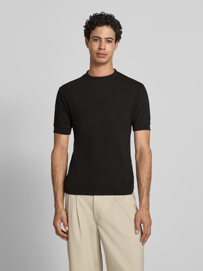 Männermodel trägt Slim Fit T-Shirt mit Label-Stitching von PROHIBITED aus Baumwoll-Elasthan-Mix, Rundhalsausschnitt, Herren T-Shirt, Rückenlänge 65 cm, Größe M, einfarbig, Ganzkörperansicht von vorne.