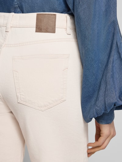 Vrouwenmodel draagt Wide Fit Jeans aus Baumwoll-Mix Modell 'WIDE BEA-KORI' van Selected Femme, look: effen, labelpatch, 5-pocketmodel, katoenmix denim, detailopname achterkant.