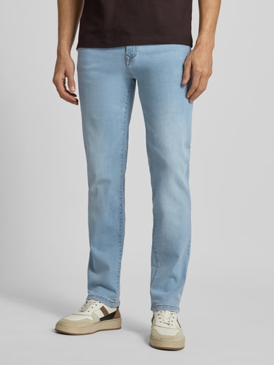 Męski model nosi Regular Fit Jeans z kieszeniami wpuszczanymi od MCNEAL, jasnoniebieski denim, bawełna z elastanem, widok z przodu.