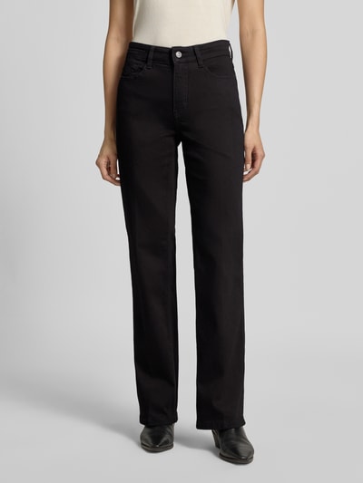 Frauenmodel trägt schwarze Straight Fit Jeans mit ausgestelltem Bein Modell 'Laura' von MAC, Damen Straight Fit Jeans von MAC, Ganzkörperansicht von vorne.