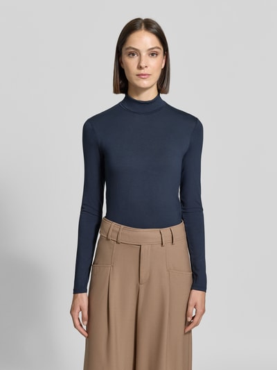 Kobiece modelka nosi granatową bluzkę z długim rękawem z mieszanki wiskozy model 'MULTIF' od Weekend Max Mara, krój slim fit, zdjęcie całej sylwetki z przodu