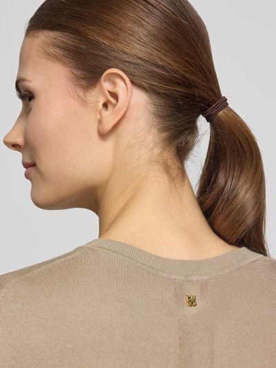 Frauenmodel trägt Slim Fit Strickjacke aus Viskose-Seiden-Mix Modell 'SESSIRY' von HUGO, Optik: Unifarben, Feinstrick, Nahaufnahme Rückansicht.
