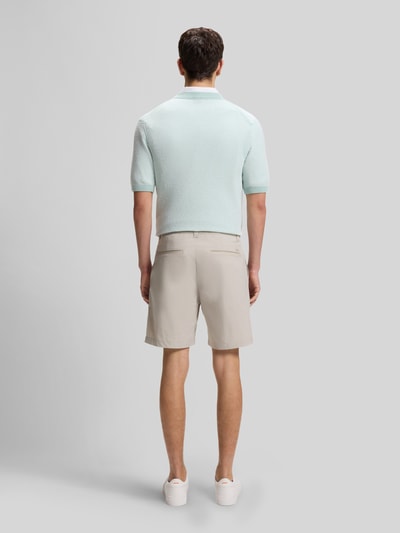 Männermodel trägt Regular Fit Chino-Shorts aus Baumwoll-Mix von BOSS Orange, Optik: Unifarben, Passform: Regular-Fit, Label-Applikation, Gürtelschlaufen, Verschluss: Knopf und verdeckter Reißverschluss, Tunnelzug, seitliche Eingrifftaschen, Gesäßtaschen, Material: Baumwoll-Mix, Ganzkörperansicht Rückansicht.