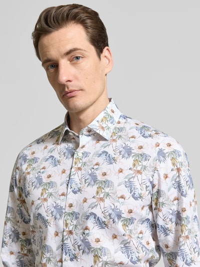 Männermodel trägt Slim Fit Businesshemd aus Baumwoll-Mix von OLYMP Level Five mit bloemenprint, Kentkraag en knoopsluiting, mix van katoen en elastaan, nahaufnahme oberkörper.