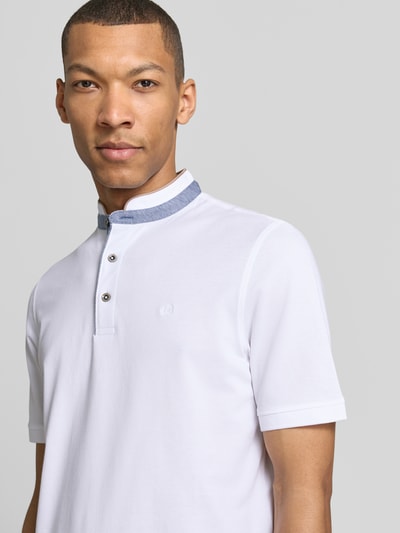Männermodel trägt Regular Fit Poloshirt mit Stehkragen und Logo-Stitching von bugatti aus Reine Baumwolle, Nahaufnahme Oberkörper.