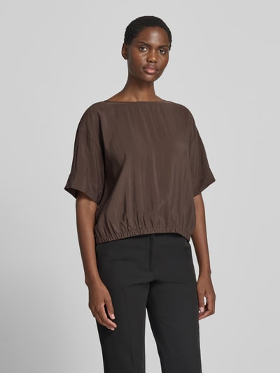 Frauenmodel trägt Blusenshirt aus Modal-Mix Modell 'Seira' von OPUS in Braun, Regular Fit, Rundhalsausschnitt, glatte Textur, Ganzkörperansicht von vorne.