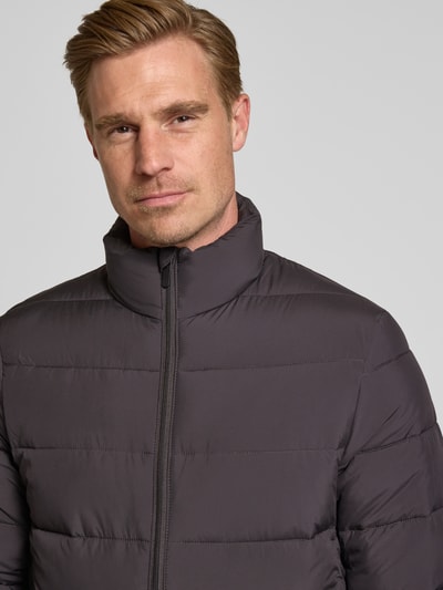 Männermodel trägt Regular Fit Steppjacke mit Stehkragen von Tom Tailor Denim, anthrazit, glatte Oberfläche, Nahaufnahme Oberkörper, Herren Daunenjacke von Tom Tailor Denim.