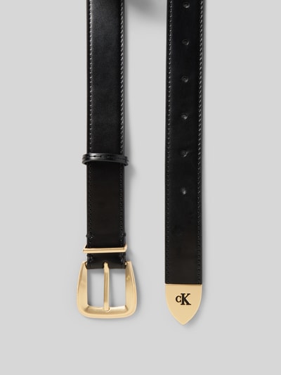 Produktfoto, schwarzer Ledergürtel Modell 'HW END TIP BUCKLE BELT 30' von CK Calvin Klein, goldene Gürtelschnalle und Gürtel-Detail, Damen Gürtel