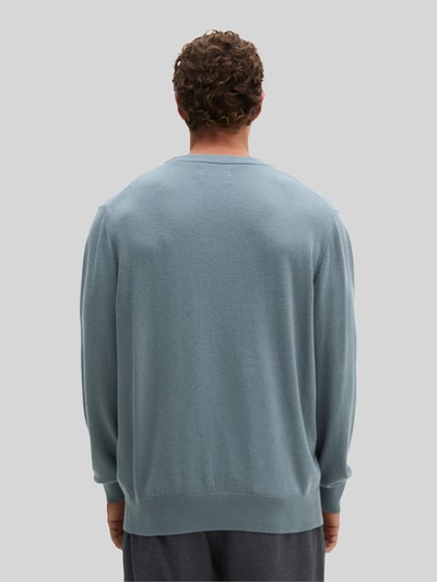 Männermodel trägt Regular Fit Pullover aus Baumwoll-Mix mit Schurwoll-Anteil von Marc O'Polo in Hellblau, Ganzkörperansicht Rückansicht. Herren Pullover von Marc O'Polo