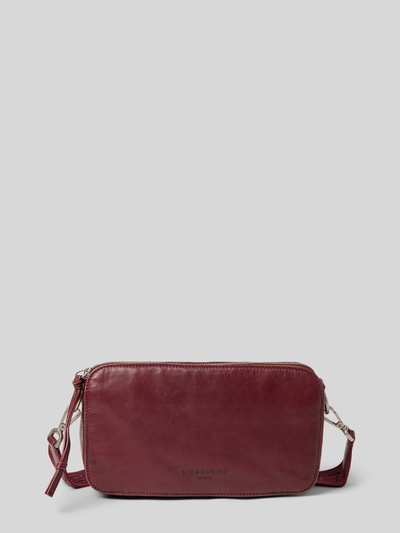 Produktfoto, Handtasche mit Label-Detail Modell 'CLARICE' von LIEBESKIND BERLIN in Dunkelrot, rechteckige Form, glatte Ledertextur, Reißverschluss und Schulterriemen, Maße 27x15x10 cm, Kontext Damen Handtasche