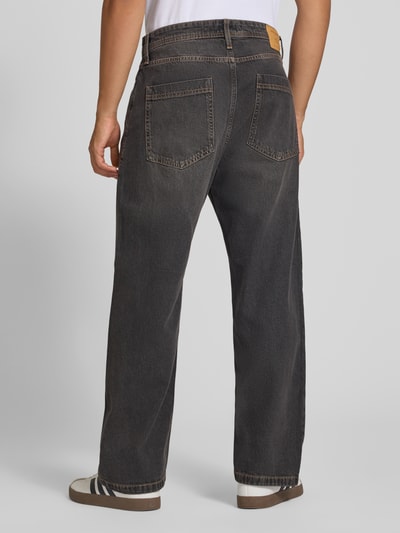 Mannenmodel draagt Baggy Fit jeans met steekzakken Model 'ALEX' van JACK & JONES, puur katoen, knoop- en ritssluiting, bandwijdte 44 cm, binnenbeenlengte 76 cm, donkergrijze tinten met rechte pijpen, volledig zicht van achteren.