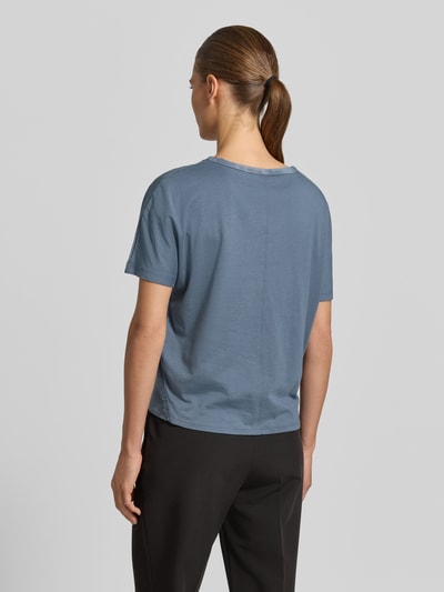 Frauenmodel trägt Regular Fit Bluse mit Zierbesatz von Luisa Cerano aus Baumwoll-Modal-Mix in Blau mit Rundhalsausschnitt, kurzärmelig, Rückenansicht.