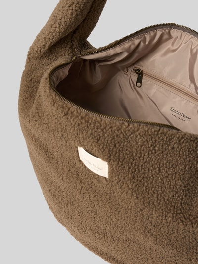 Produktfoto, Shoulder Bag aus Teddyfell von Studio Noos in Braun mit Reißverschluss, Logo-Detail, weiche strukturierte Oberfläche, Hauptfach-Innenansicht