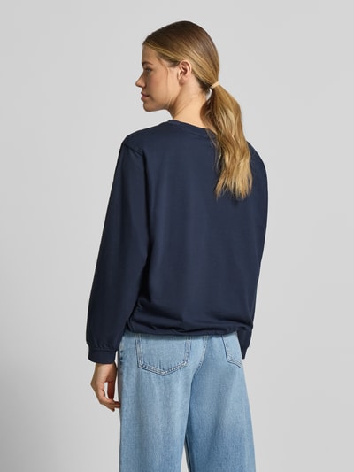 Vrouwenmodel draagt dames sweatshirt van biologisch katoen, relaxed fit, model 'Saida' van FREE/QUENT, donkerblauw, met ronde hals. Ganzkörperansicht Rückansicht.