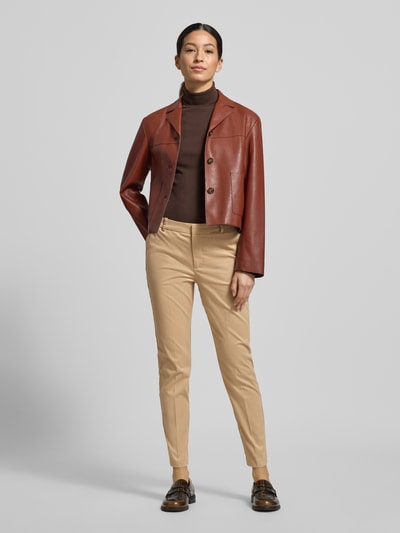 Frauenmodel trägt Stoffhose mit französischen Eingrifftaschen Modell 'DAYS' von B.Young in Beige, Baumwoll-Elasthan-Mix, gerader Schnitt, Ganzkörperansicht von vorne.