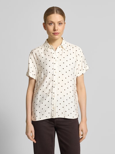 Modelka kobieca nosi Regular Fit Bluse aus Viskose-Mix im Allover-Look od Jake*s Casual, jasna, czarne kropki, kołnierzyk koszulowy, krótki rękaw z mankietem, krój regular fit, widok całej sylwetki z przodu.
