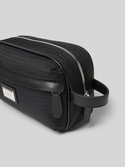 Produktfoto, Kulturbeutel mit Label-Applikation von Emporio Armani in Schwarz mit Logo-Print, Reißverschluss und Innentasche, glatte Textur